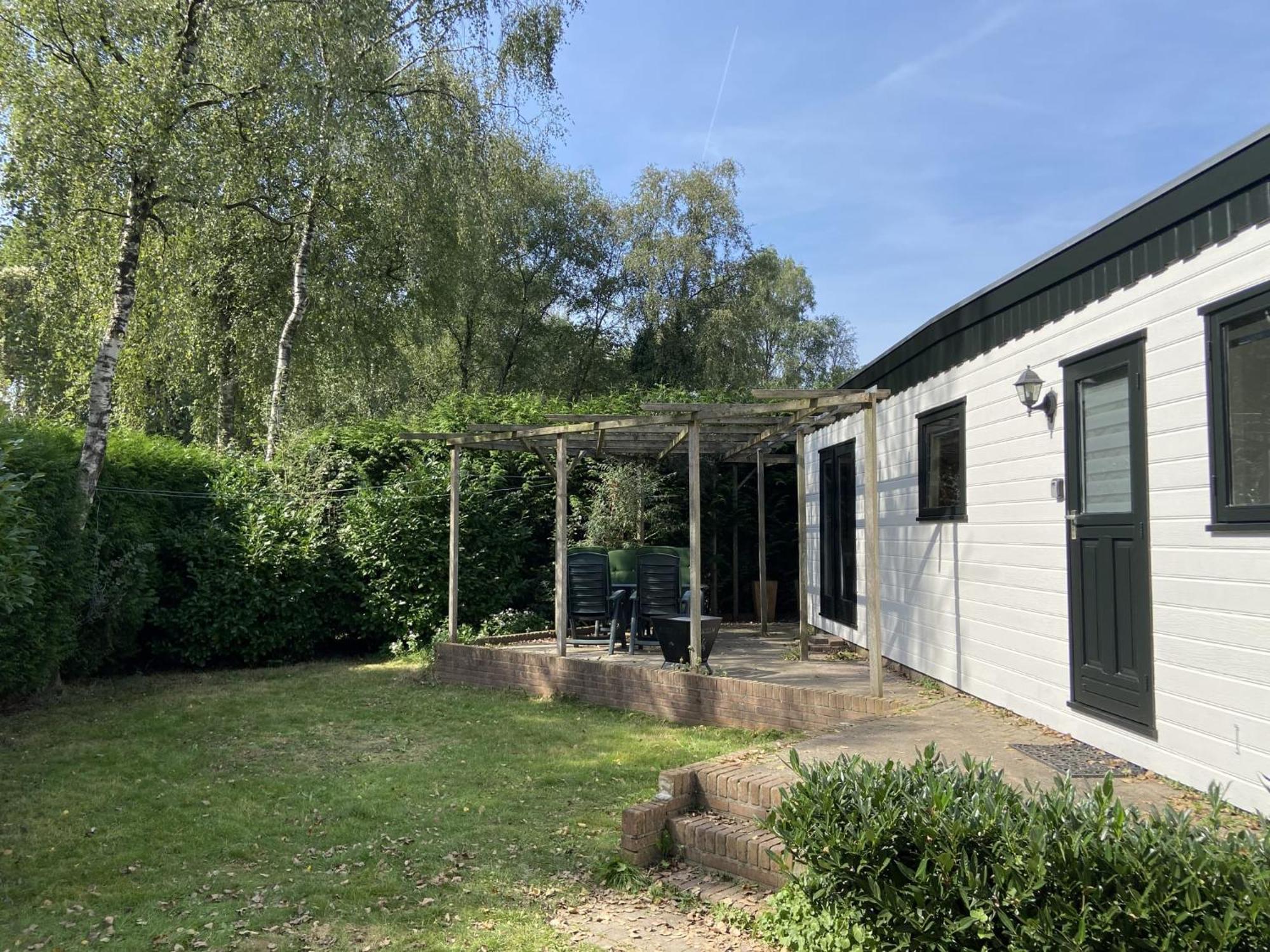 Veluwe Vakanties: Chalet Retreat with Private Sauna in National Park Putten Exterior photo