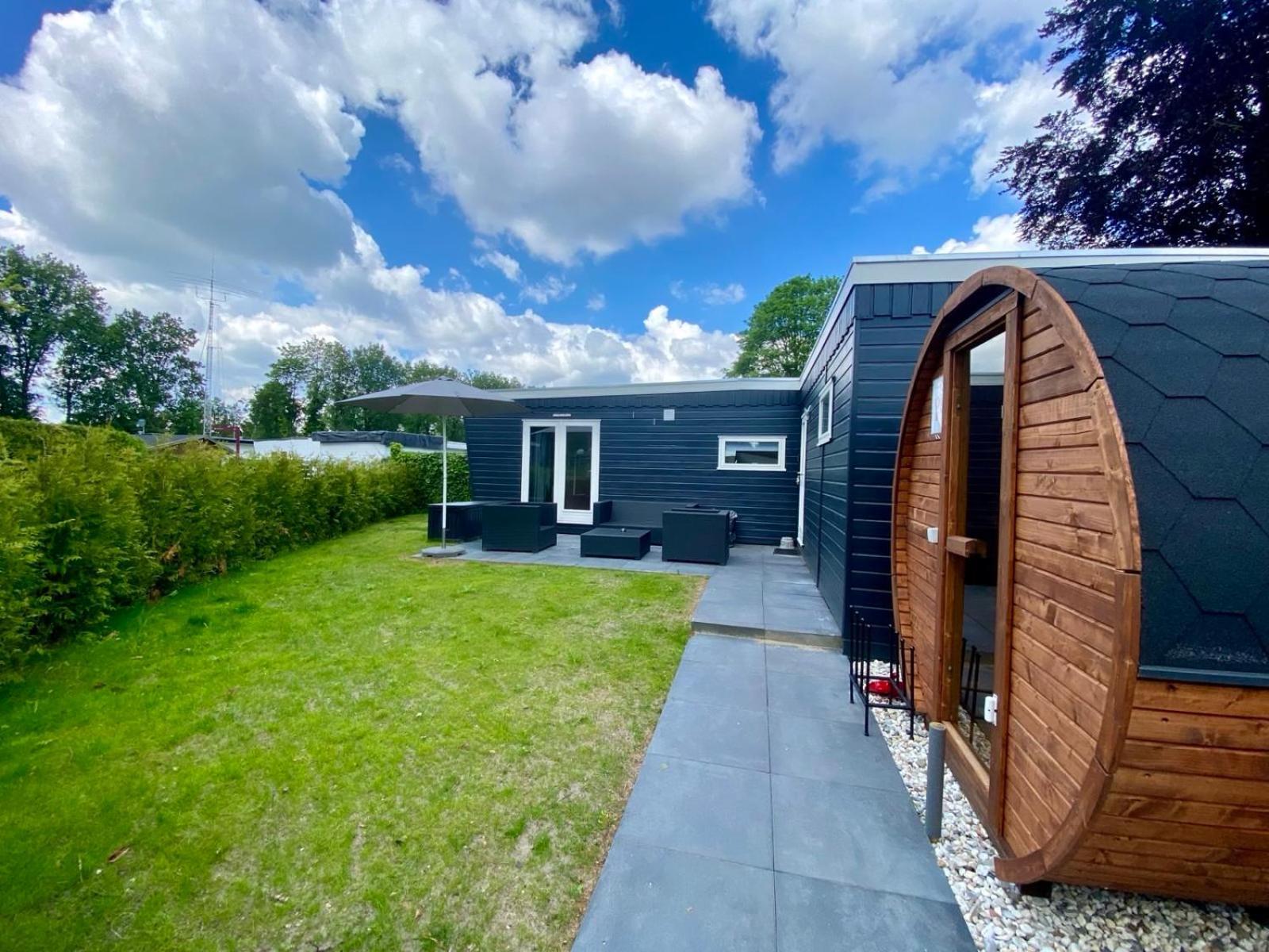 Veluwe Vakanties: Chalet Retreat with Private Sauna in National Park Putten Exterior photo