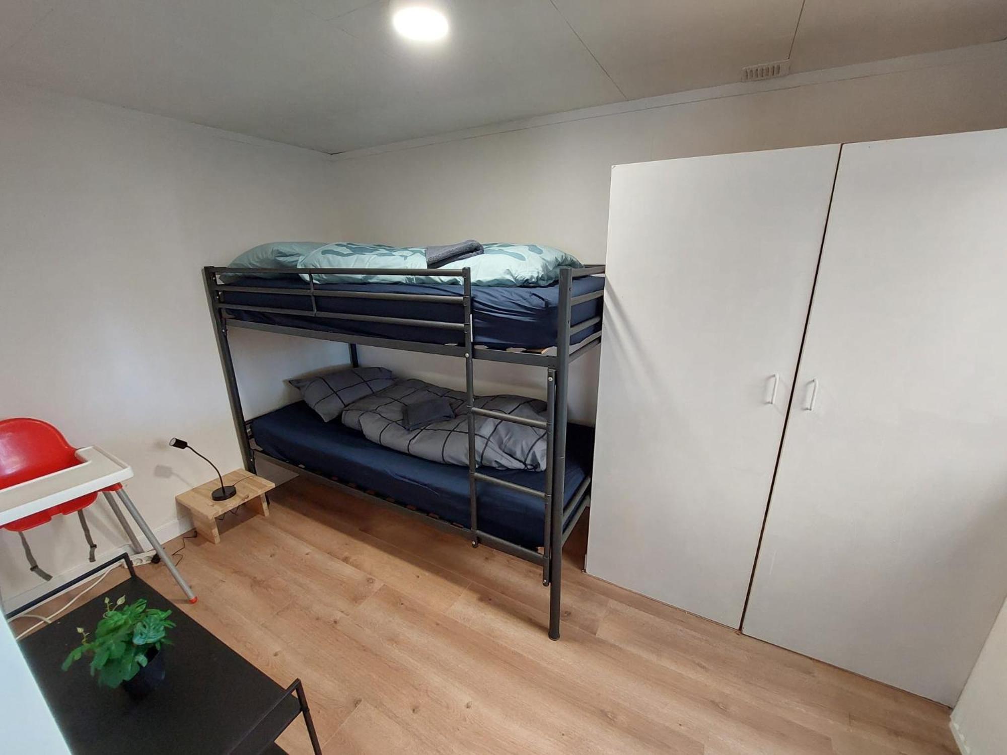 Veluwe Vakanties: Chalet Retreat with Private Sauna in National Park Putten Room photo