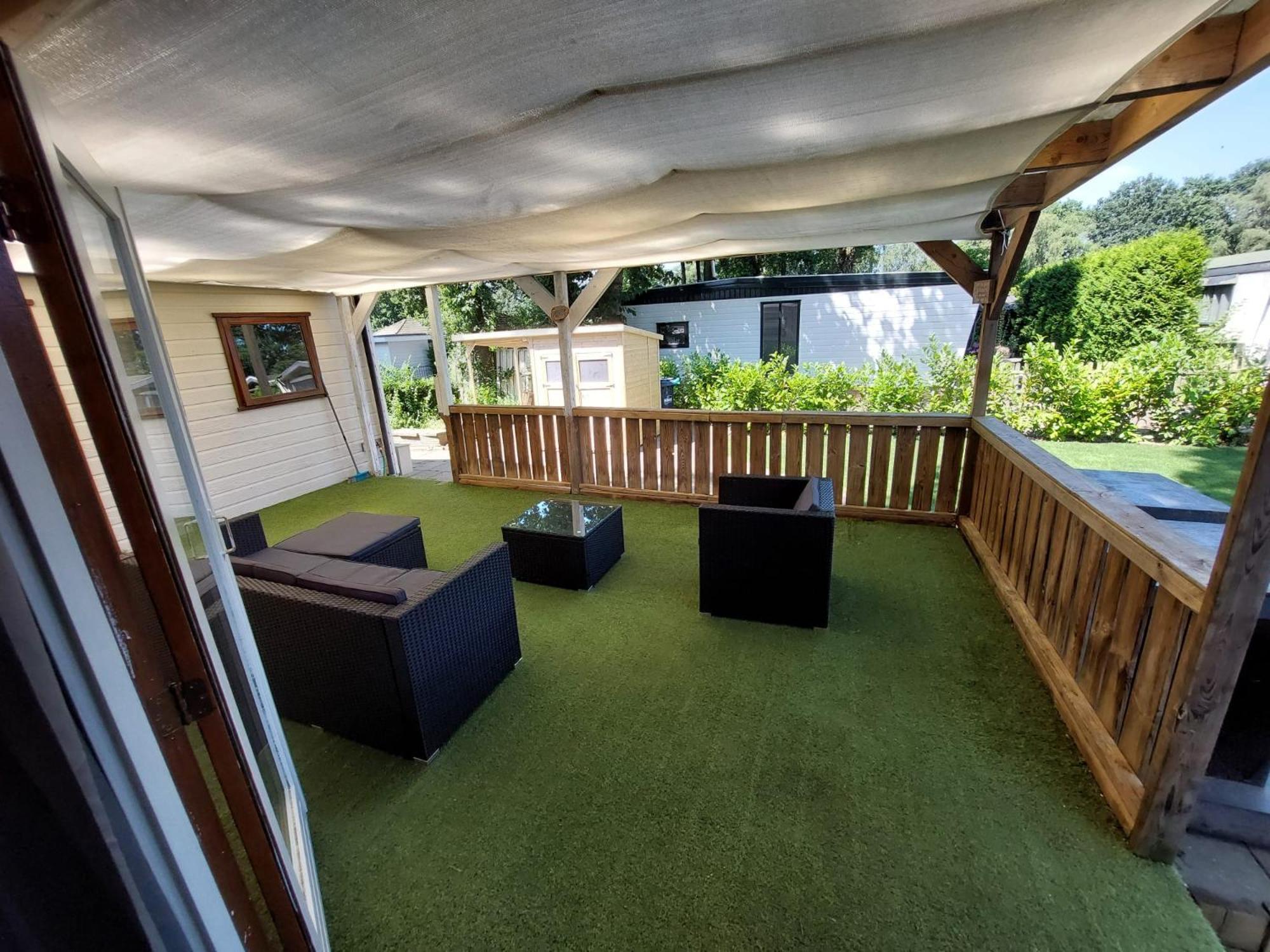 Veluwe Vakanties: Chalet Retreat with Private Sauna in National Park Putten Room photo